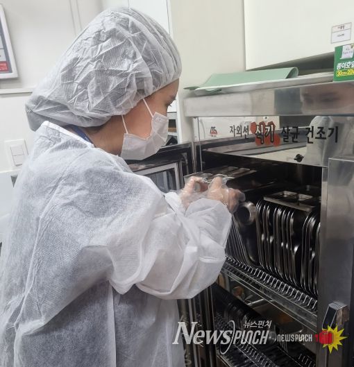 식중독 예방을 위해 식기 살균 건조기를 점검하고 있다.