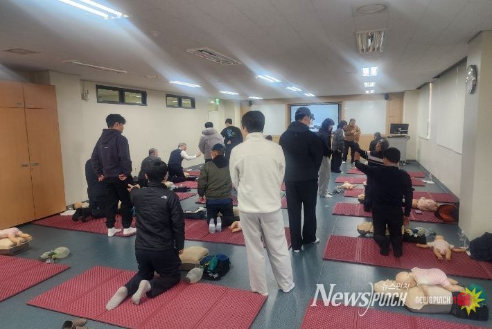 현장체험학습 보조인력 역량강화 연수 사진(심폐소생술교육)