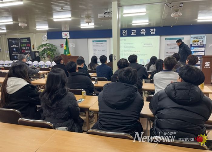 현장관계자로부터 기초 공법에 대한 브리핑 모습