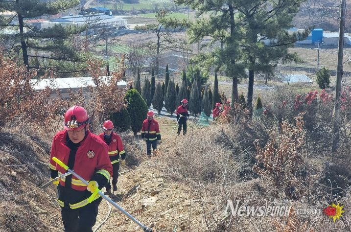 1. 산림재난대응단이 초동진화대응력을 높이기 위해 사전점검 및 훈련을 하고 있다.