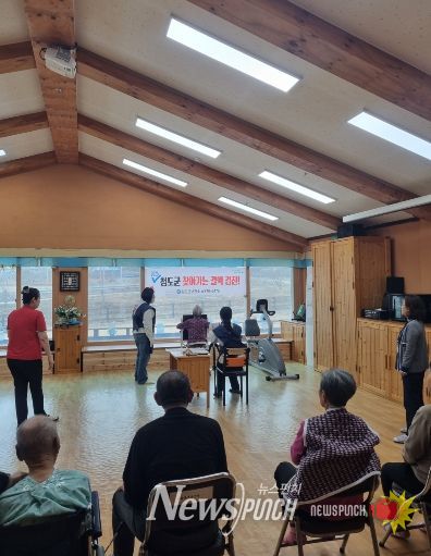 청도군, 어르신 대상 찾아가는 무료 결핵검진 지속 추진(화양읍소재 아람전문요양원-결핵엑스레이사진찍는모습)