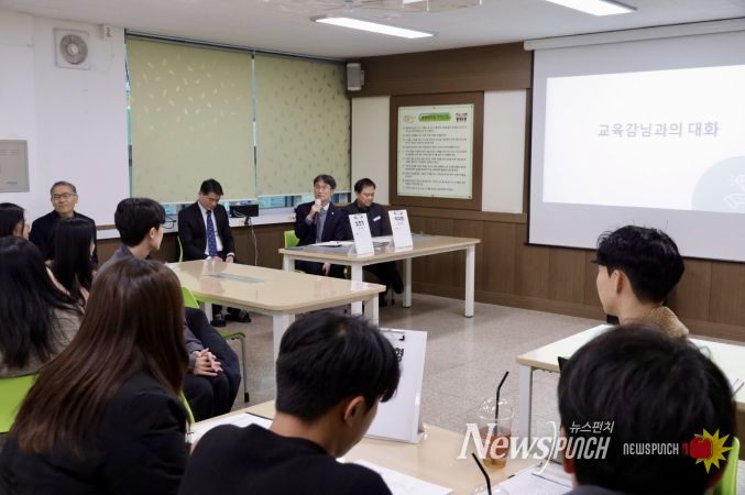 천창수 교육감이 26일 북구 염포초에서 새 학년 준비 상황을 살피고 간담회를 하고있다.