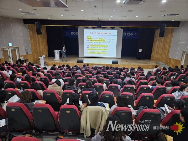 울산 지역 학교급식 업무담당자들이 26일 울산과학관 빅뱅홀에서 연수를 듣고있다.
