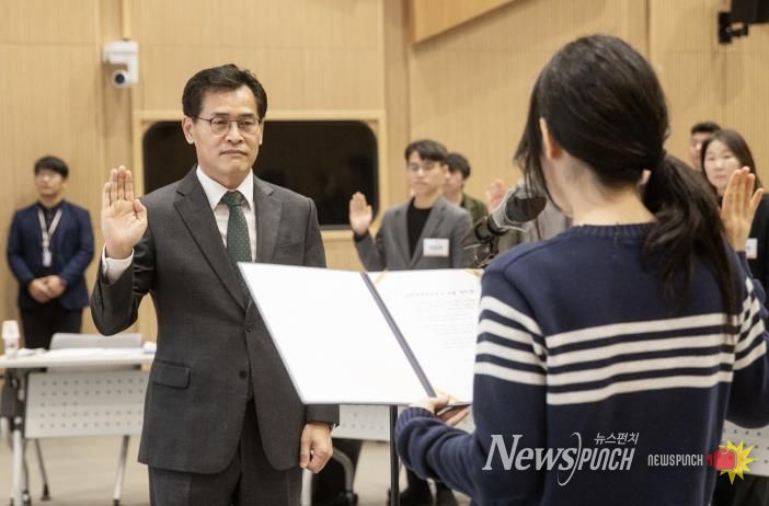 이기재 양천구청장(왼쪽)과 청년위원 대표가 선서를 하고 있다.