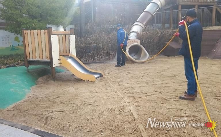 지난해 관내 공원 및 공동주택 모래놀이터 소독하는 모습
