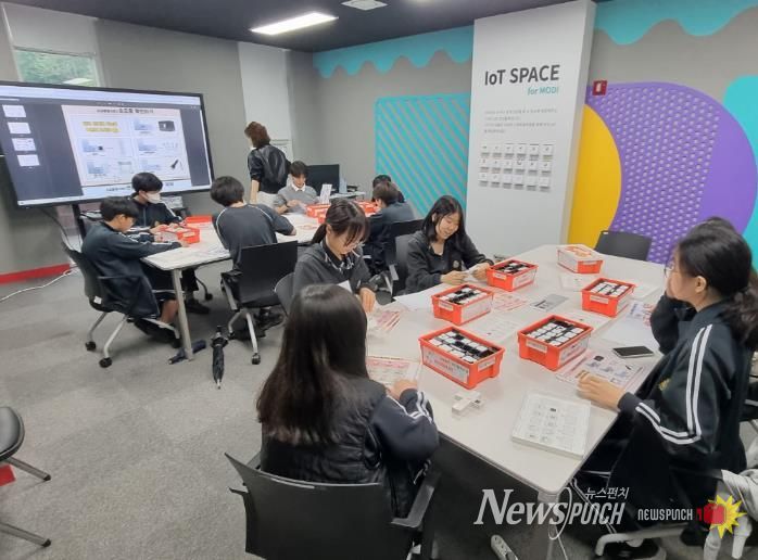 Iot 콘텐츠의 일환으로, 코딩모듈을 이용한 언플러그드 크리에이션을 제작하는 모습