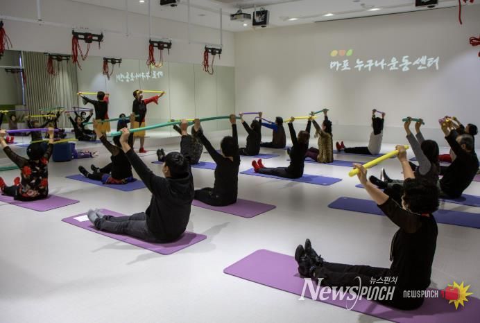 마포누구나운동센터에서 어르신들이 운동을 하고 있다.
