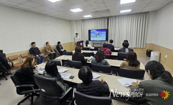 스마트도시 실무자들이 26일 도시정보센터 회의실에서 ‘AI 데이터 플랫폼’ 교육을 듣고 있다.