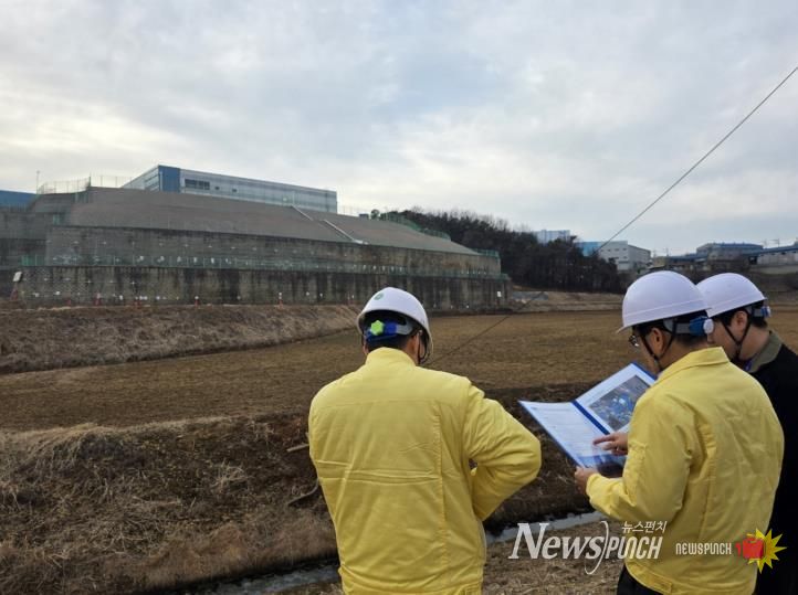 윤성진 제1부시장이 해빙기 대비 옹벽시설 안전점검을 실시하고 있다