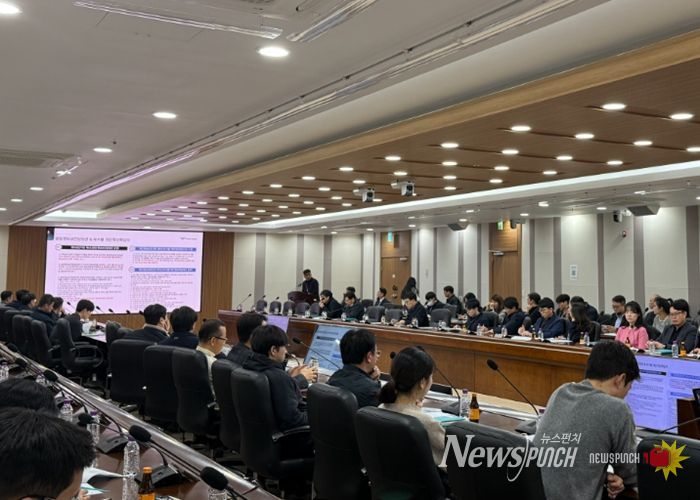 지난 24일 인천국제공항공사 대회의실에서 열린 ‘2026년 전사 정보보안 역량강화를 위한 워크숍’에서 참석자들이 사이버 보안 관련 발표를 듣고 있다.