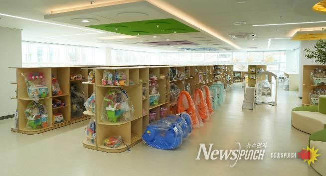 나주시가 27일 빛가람꿈자람센터 육아지원센터(장난감도서관, 놀이체험실)를 정식 개관했다. 사진은 1500여 점의 장난감을 구비한 장난감도서관 모습.(사진 제공-나주시)