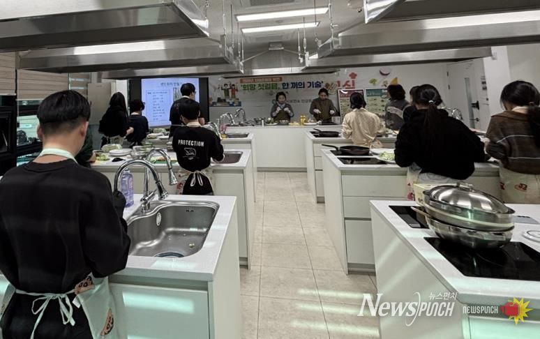 나주시가 보호대상아동의 건강한 자립을 돕기 위해 실시한 ‘희망 첫걸음, 한 끼의 기술’ 프로그램 참여 아동들이 샌드위치를 만들고 있다. (사진 제공-나주시