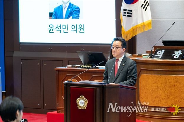 강남구의회 윤석민 의원이 제332회 임시회 제1차 본회의에서 5분 자유발언을 하고 있다.