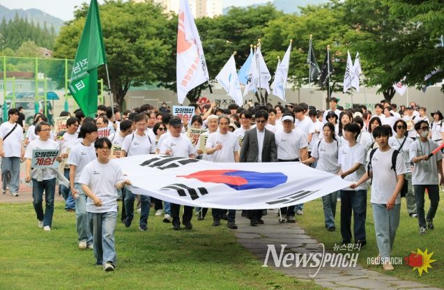 지난해 5월 전남대학교가 1980년 5·18 당시 민주평화대행진을 재연하고 있다. 전남대학교 제공