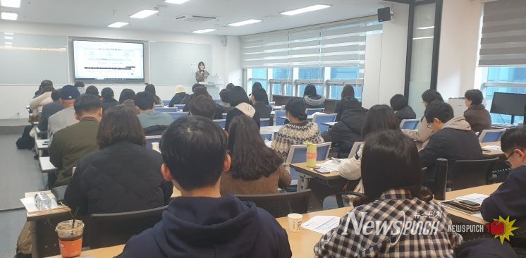 울산 지역 고고학점제 공동 교육과정 업무 담당자들이 27일 고교학점제지원센터에서 연수를 듣고있다.