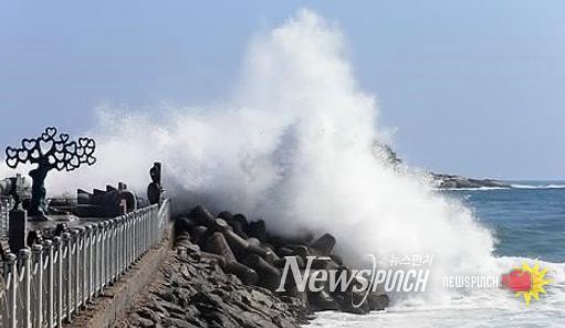 해안가 거센 파도