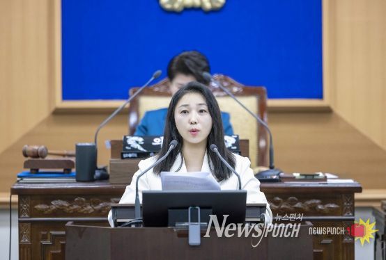 강북구의회 제289회 임시회 제2차 본회의에서 정초립 의원이 보훈정책 혁신을 주제로 자유발언을 하고 있다.