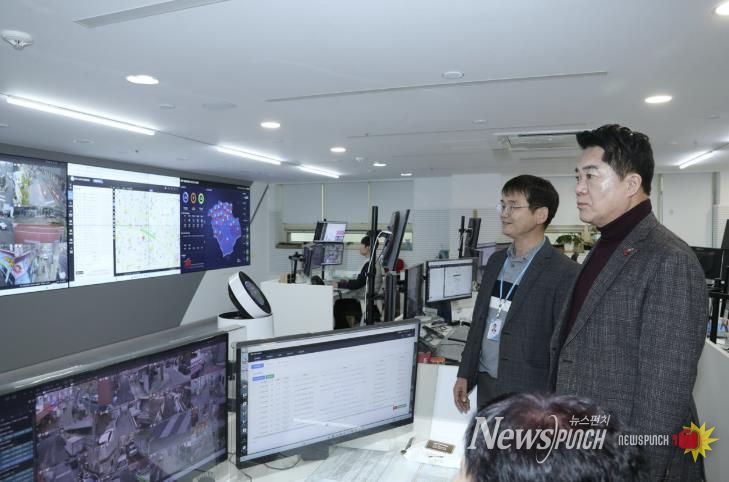 관악구 관제센터에 방문하여 지능형 CCTV 작동 체계를 점검하고 있는 박준희 관악구청장