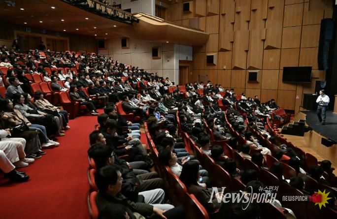 2월 26일 안산문화예술의전당에서 안산시 전 직원을 대상으로 공직자 청렴교육이 진행되고 있다