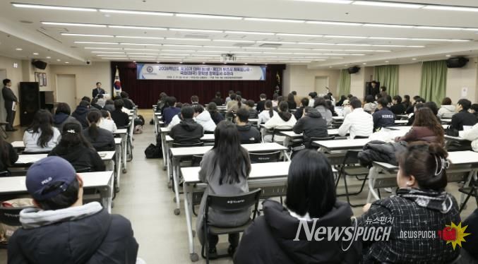 부천시는 지난달 27일 ‘제2기 체육꿈나무 장학생 장학증서 수여식’을 열었다.