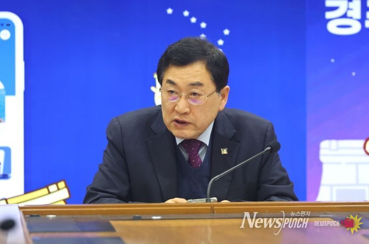 주낙영 경주시장이 3일 시청 영상회의실에서 열린 국·소·본부장회의에서 주요 현안사업에 대해 발언하고 있다.