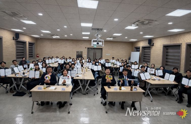 경주시는 2월 27일 경주시종합자원봉사센터에서 ‘2026년 경주시 지역사회보장 실무협의체 실무분과위원회 위촉식 및 분과회의’를 개최하고, 6개 분과 70명의 위원에게 위촉장을 수여한 뒤 기념촬영을 하고 있다