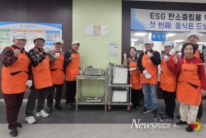 수원시 장안구 정자1동 주민자치회, 어르신 대상 배식 봉사로 사랑 나눔