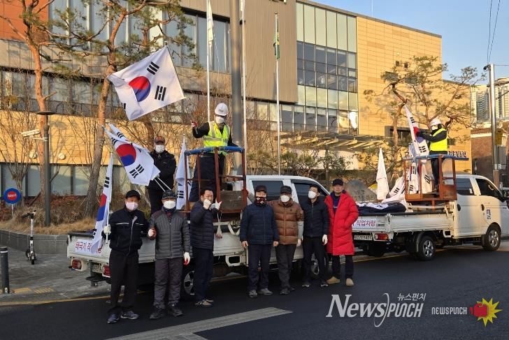 수원시 장안구 영화동 새마을지도자협의회, 3.1절 맞아 나라사랑 고취를 위한 태극기 물결 조성