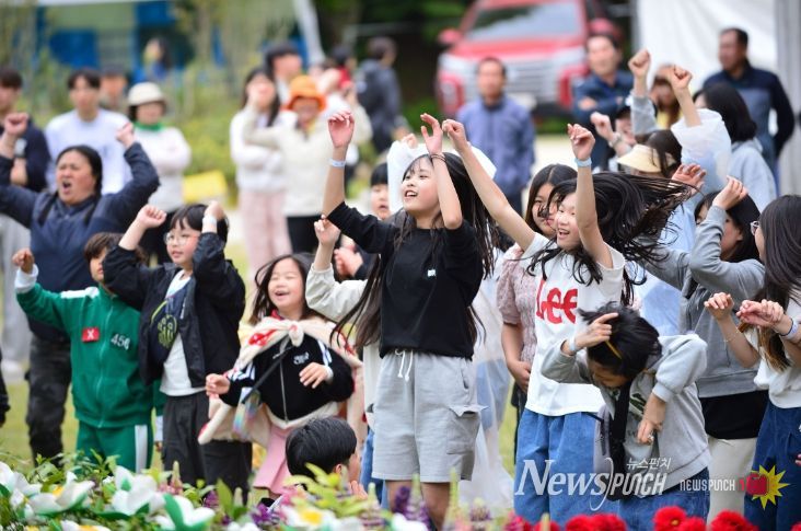 3년 만에 ‘V자 반등’_어린이날 행사를 즐기고 있는 아이들