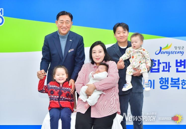 좌측부터 김한종 군수, 유선우 양, 오승현 씨, 유시웅 아기, 유정필 씨, 유도웅 아기.