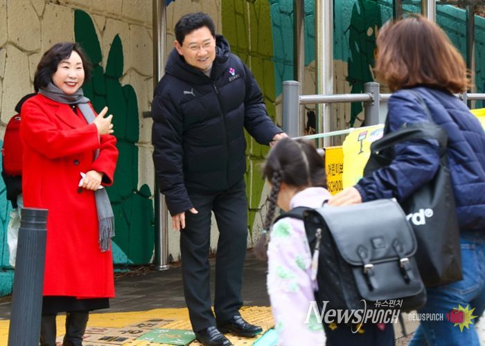 3일 서원초 인근에서 이상일 시장이 교통지도 봉사를 하고 있다