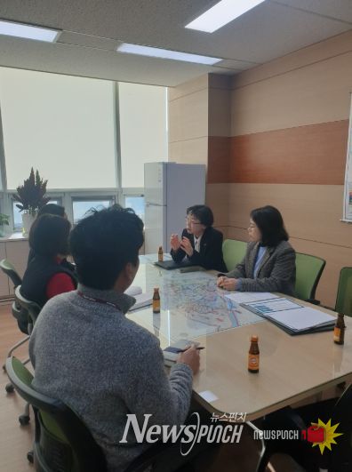 시 관계자가 고양교육지원청과 고등학생 원거리 통학 문제를 논의하고 있다.