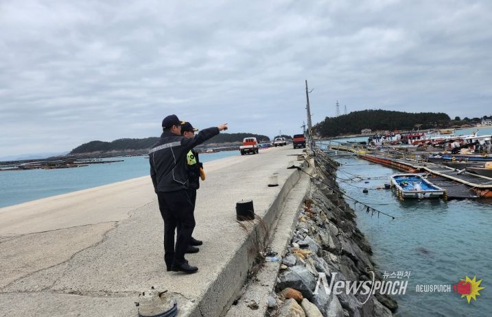 청산도를 현장 점검 중인 완도해양경찰서장의 모습