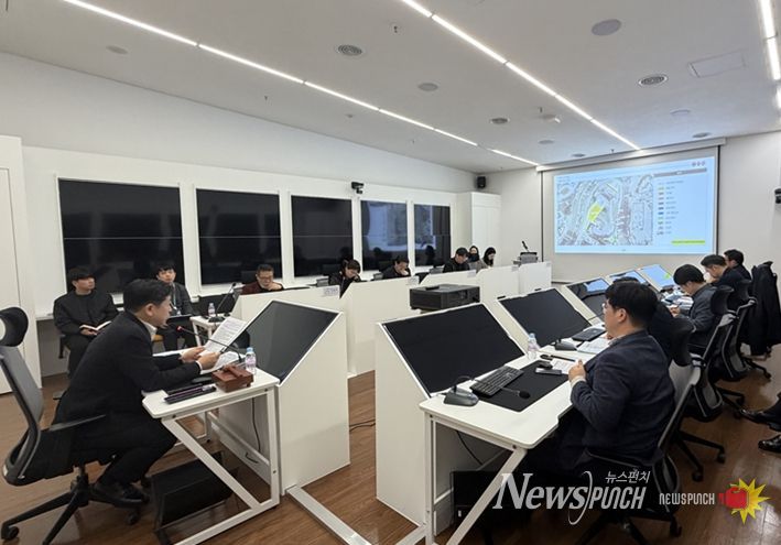 ('26.3.3.) 서울시 안전관리위원회 제1차 지역축제 소위원회에서 ‘BTS 2026 컴백쇼 @서울’의 안전관리계획(안)을 심의하고 있다.