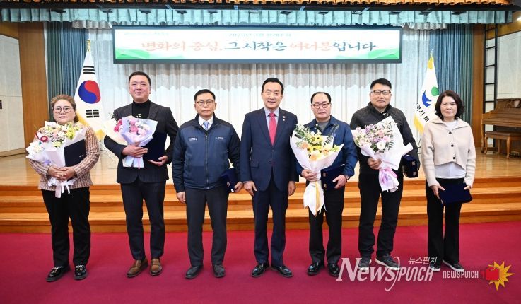 박천동 북구청장이 3일 북구청 대회의실에서 열린 정례조회에서 납세자의 날을 맞아 지방세 성실납세자에게 표창패를 수여했다. 사진 왼쪽 세번째부터 서진하이텍, 박천동 북구청장, 호상테크, 덕양가스, 장효숙 씨.