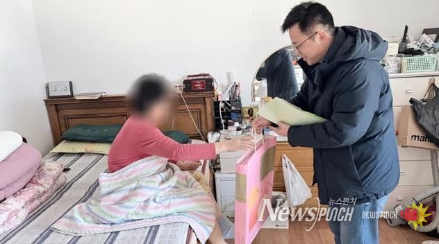 배방읍 찾아가는 보건복지팀 직원이 대상 가정을 방문해 상담을 진행하고 있다.