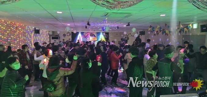 다시 춤추는 청춘... 충주시노인복지관 청춘나이트 재개