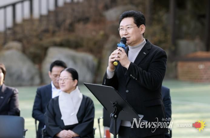 이상일 시장이 3일 헌산중에서 열린 '국제바칼로레아(IB) 인증 현판식'에 참석해 축사를 하고 있다