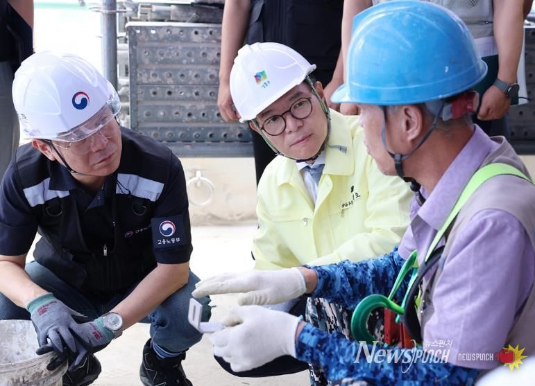 지난해 9월 정원오 성동구청장(가운데)이 김영훈 고용노동부 장관(좌측)과 함께 성동구의 건설 현장을 합동점검 중인 모습