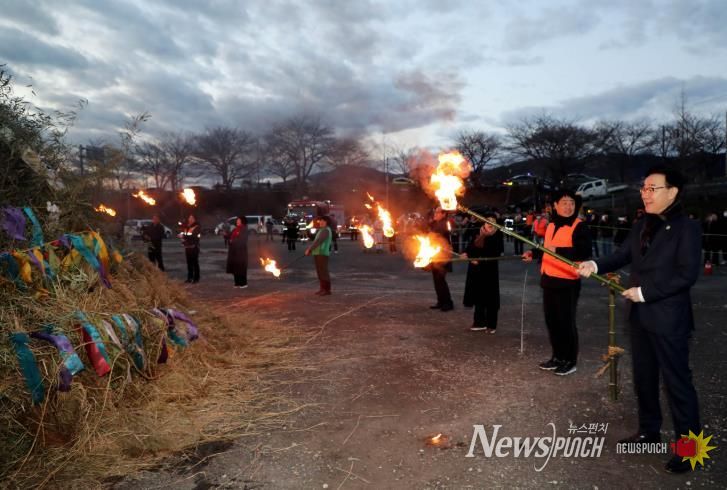 하동군 곳곳 밝힌 정월대보름 달집태우기..군민 안녕과 풍년 기원