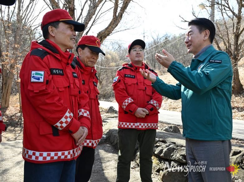 의정부시는 3월 3일 산불 대응 체계를 점검하고, 산불 예방 활동에 대한 현장 점검과 근무자 격려를 실시했다.