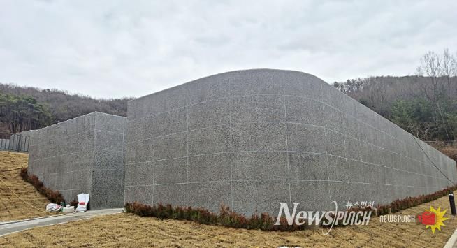 신규 설치된 화성도시공사 함백산추모공원 봉안담 사진