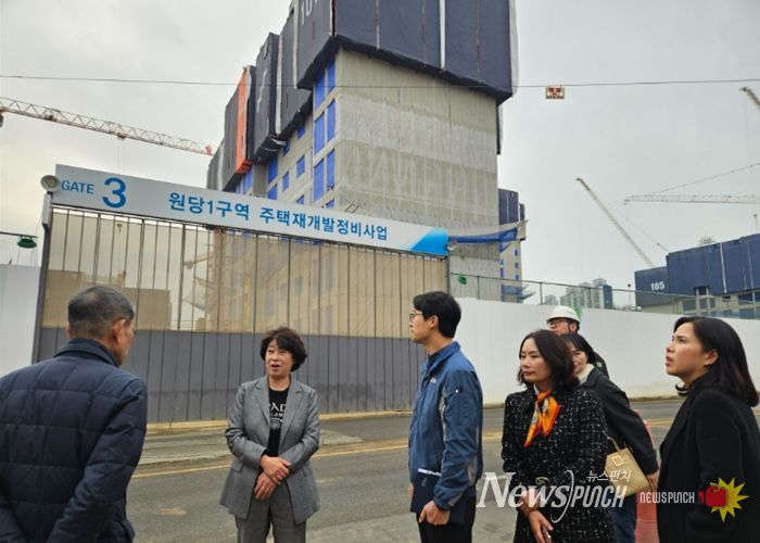 이현숙 고양교육지원청 교육장이 원당1구역 주택재개발조합 관계자와 함께 인근 통학로를 순회하며 공사현장을 점검하고 있다.