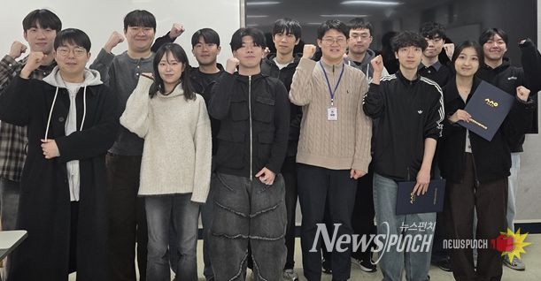 인천시사회서비스원은 인천시, 국정원 지부, 인하대, 인천대와 지난달 27일 인천대에서 ‘공공기관 웹 취약점 점검 프로젝트’ 성과 보고회를 갖고 기념 촬영을 하고 있다.