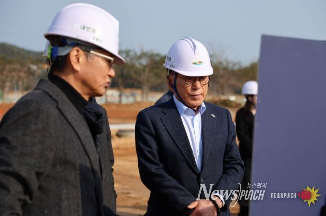 2026여수세계섬박람회 박수관 조직위원장(㈜YC-TEC회장)이 지난 4일 돌산 진모지구 주행사장 현장을 방문해 준비상황을 점검했다.