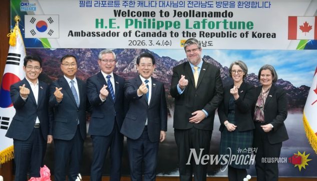 김영록 전라남도지사가 4일 도청 접견실에서 전남도청을 내방한 필립 라포르튠 주한 캐나다대사와 기념촬영을 하고 있다.