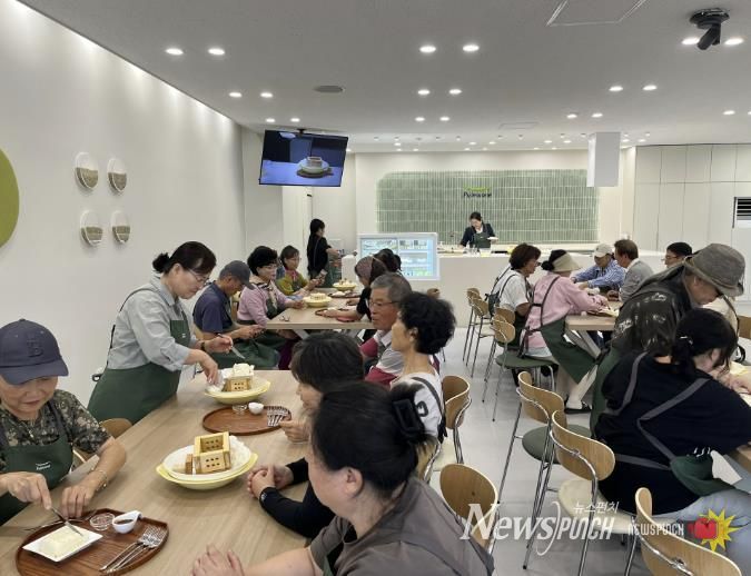 2025 친환경농업대학 학생들이 음성풀무원 공장에서 두부를 만들기 실습을 하고있다(2025년도 교육과정)