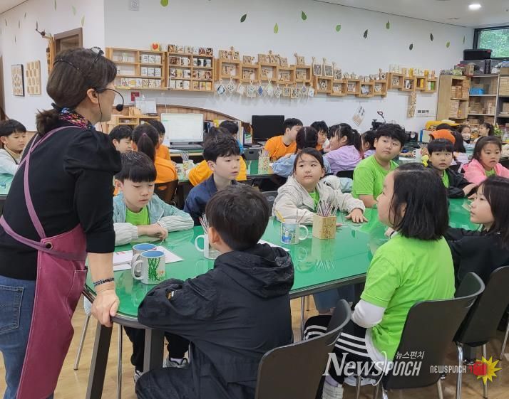 괴산군 성불산 생태숲학습관에서 나만의 에코컵만들기 프로그램을 운영하고 있다.