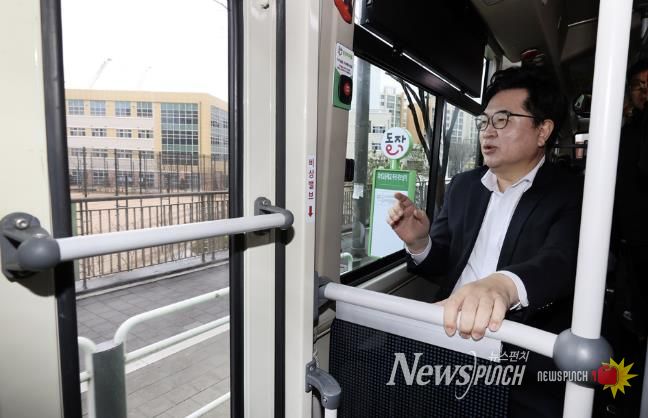 박일하 동작구청장이 지난 3일, 노선 조정된 마을버스 동작21번에 시승해 흑석고등학교 앞을 지나가고 있다.