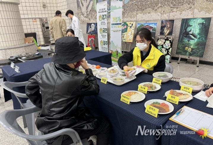 대구 수성구보건소는 지난 4일 ‘비만 예방의 날(3월 4일)’을 맞아 대구도시철도 수성구청역 대합실에서 지역 주민을 대상으로 건강 캠페인을 개최했다.